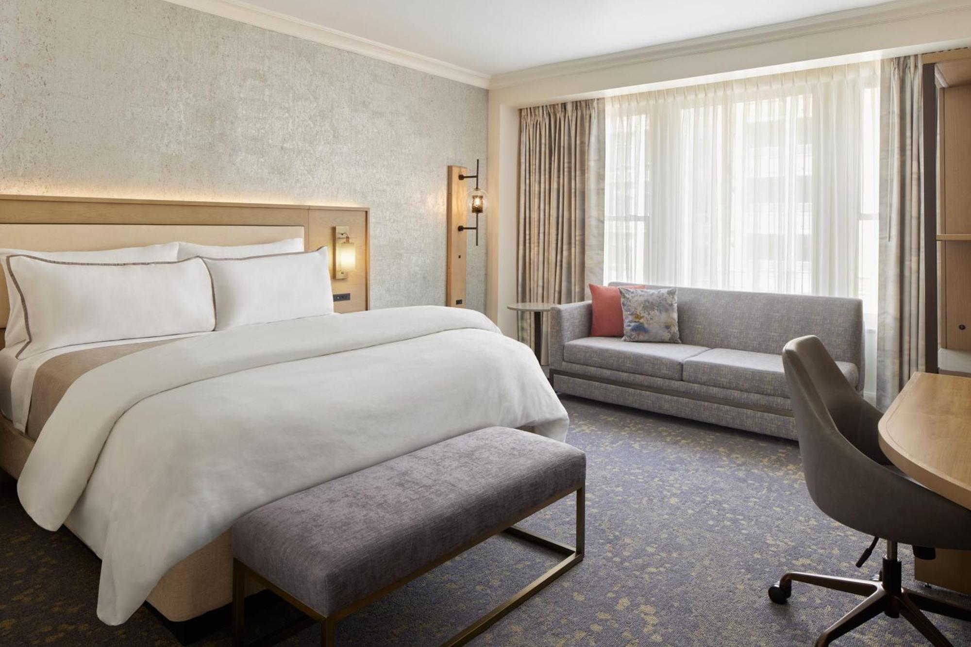 Deluxe Larger Guest room 1 King