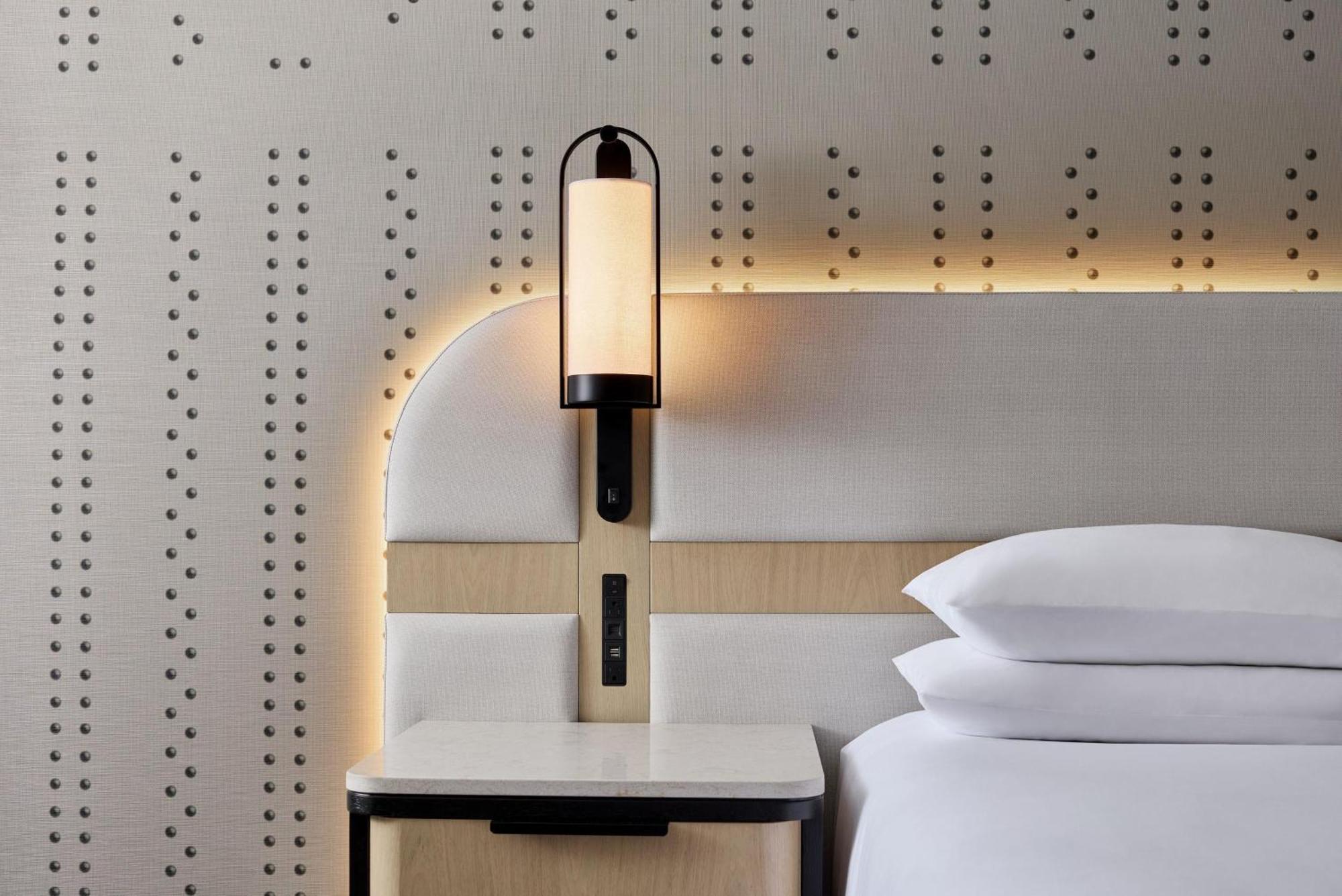 Zimmer mit Kingsize-Bett und barrierefreier Dusche