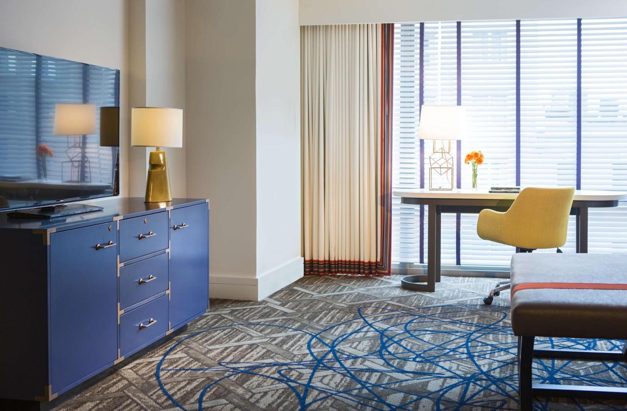 Executive Studio King Room Bathtub Mobility Accessible