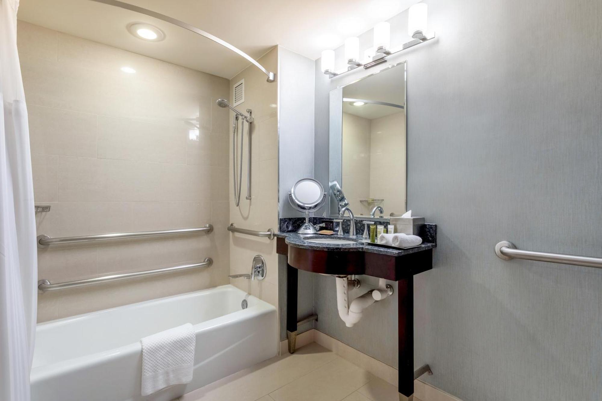 Zimmer mit Kingsize-Bett und Badewanne – barrierefrei und für Hörgeschädigte geeignet
