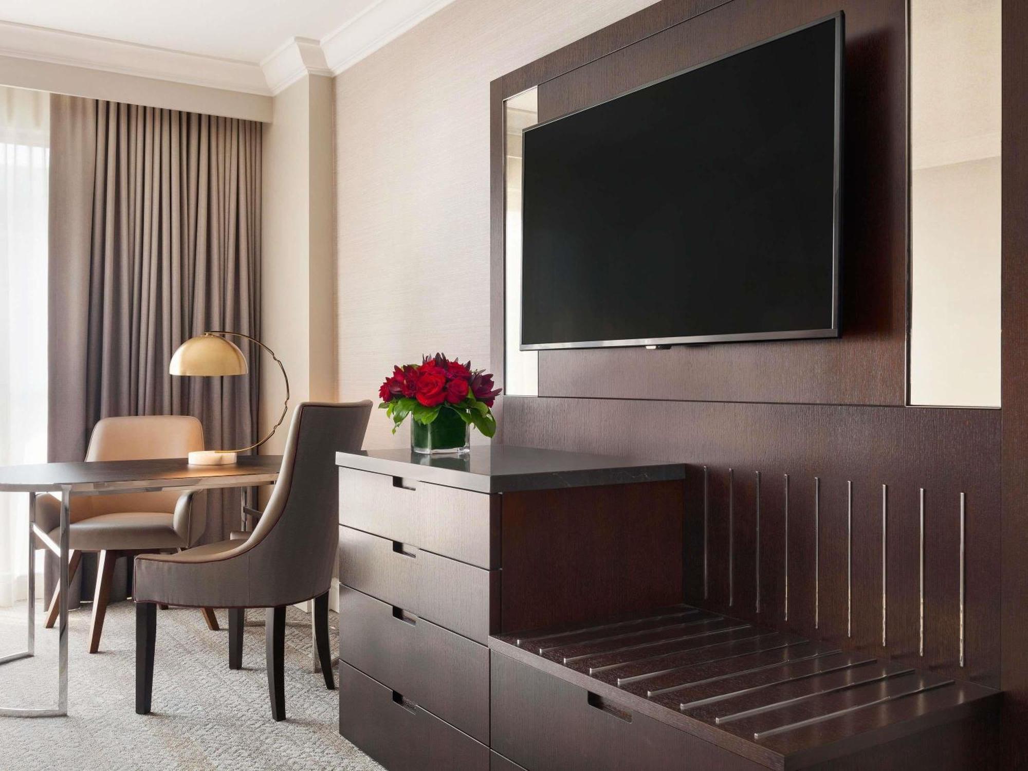 Deluxe Courtyard King Room